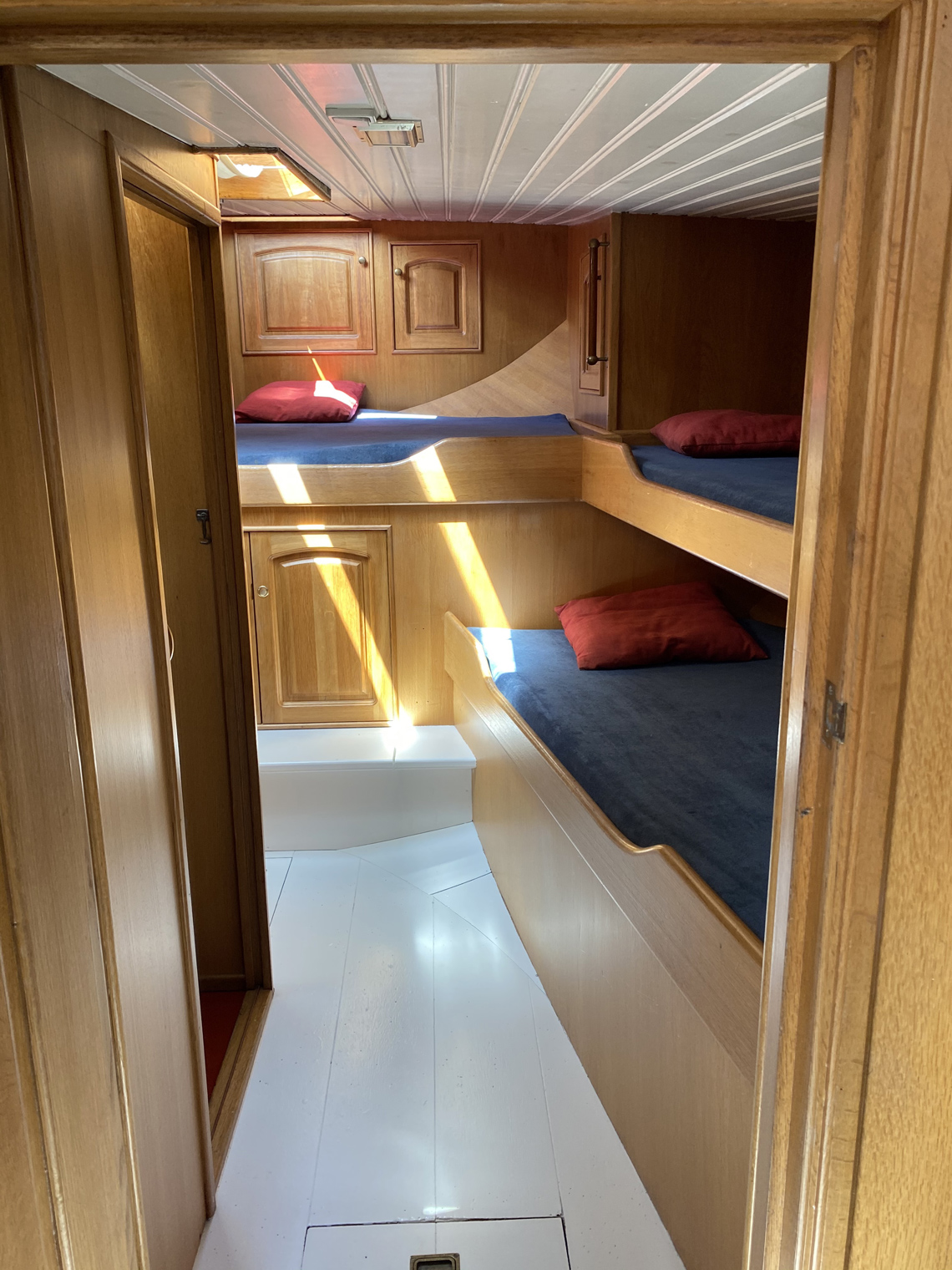 Tweepersoonsbed met goed matras, lang 205 cm.