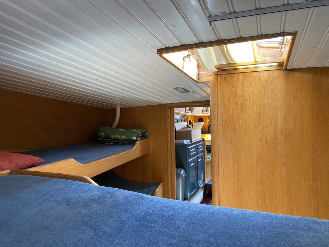 Links twee eenpersoonsbedden. Boven 200 cm. lang en beneden 190 cm.